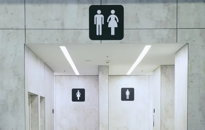 Τι αλλάζει για τα τρανς άτομα στη Βρετανία μετά την ανατρεπτική δικαστική απόφαση – Το σοβαρό ζήτημα με τις τουαλέτες