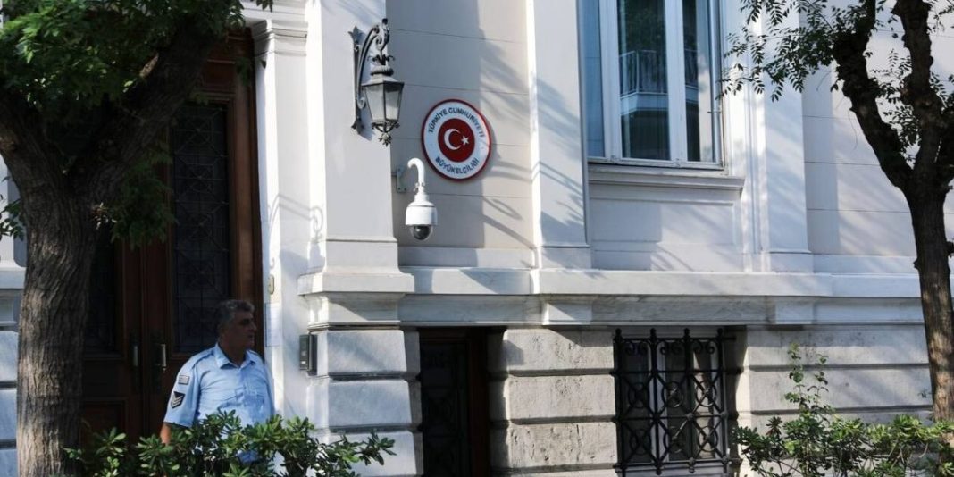 tourkiki_presvia1-copy-e1744845236611