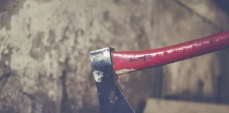 Τρόμος στη Λάρισα: Βγήκε από το αυτοκίνητο και επιτέθηκε σε ανήλικους με τσεκούρι