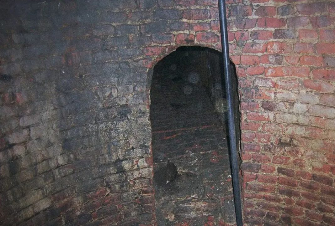 tunnel-under-house-1184x800