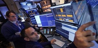 «Ασανσέρ» η Wall Street: Άγριες διακυμάνσεις μετά τις φήμες για πάγωμα δασμών που διαψεύστηκαν – Νέο sell-off στην Ευρώπη, «μαύρη Δευτέρα» στην Ελλάδα