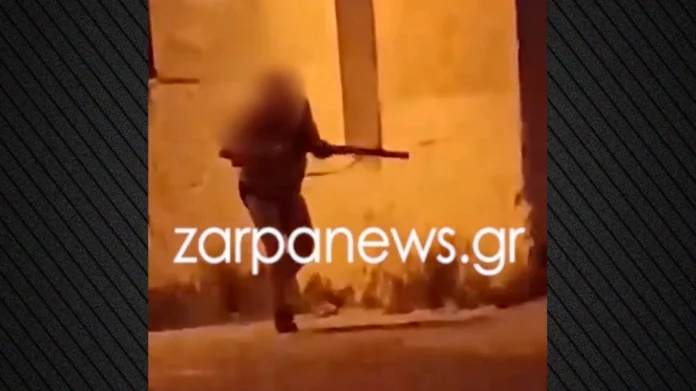 Χανιά: Ηλικιωμένος βγαίνει ημίγυμνος από το σπίτι του και πυροβολεί στον αέρα, δείτε βίντεο