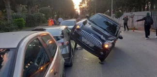 Απίστευτο ατύχημα έξω από το Ζηρίνειο και διακοπή αγώνα βόλεϊ – Ηλικιωμένη οδηγός καβάλησε αμάξι διαιτητή – (VIDEO-ΦΩΤΟ)