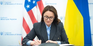 Η Ουκρανία υπέγραψε μνημόνιο προθέσεων με τις ΗΠΑ για τα ορυκτά