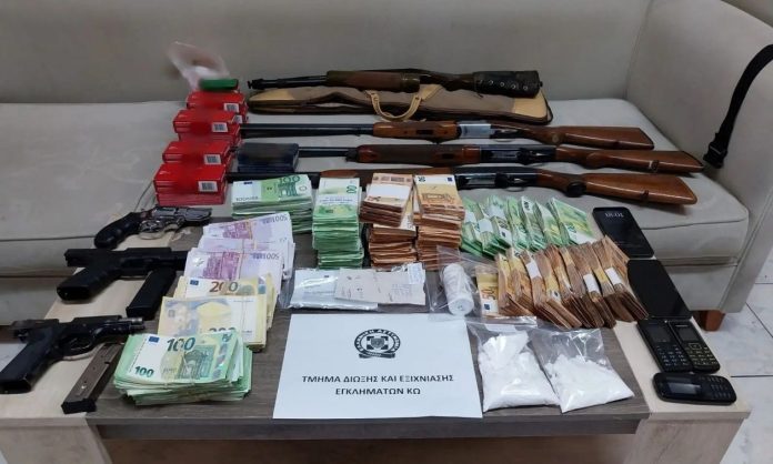 Χειροπέδες σε πατέρα και γιο στην Κω: Κολοσσιαία η χρηματική τους λεία – Είχαν ολόκληρο οπλοστάσιο (φωτο)