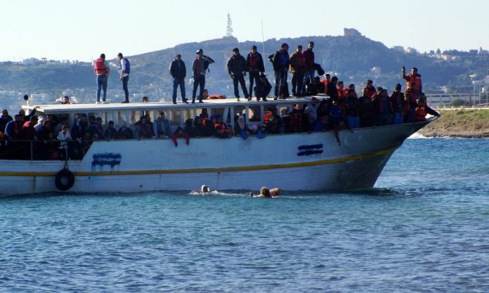 Τραγωδία στη Μάγχη: Μητέρα και παιδί νεκροί σε υπερφορτωμένη λέμβο μεταναστών