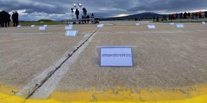 Αδιαφάνεια: Μόνος του αποφασίζει και διατάσσει για το εξοπλιστικό πάρτι