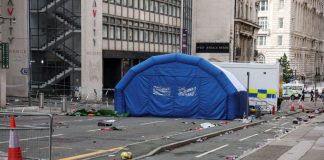 Λίβερπουλ: Γιατί οι Αρχές ανακοίνωσαν τόσο γρήγορα ότι ο συλληφθείς είναι «ένας 53χρονος λευκός Βρετανός»