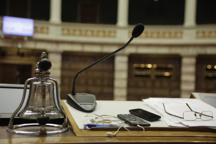 Ένα χρόνο έχει αγορασμένο η Βουλή τον «κόφτη» στις ομιλίες