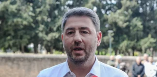 Γιατί δεν απαντά στα τηλεφωνήματα των αρχηγών;