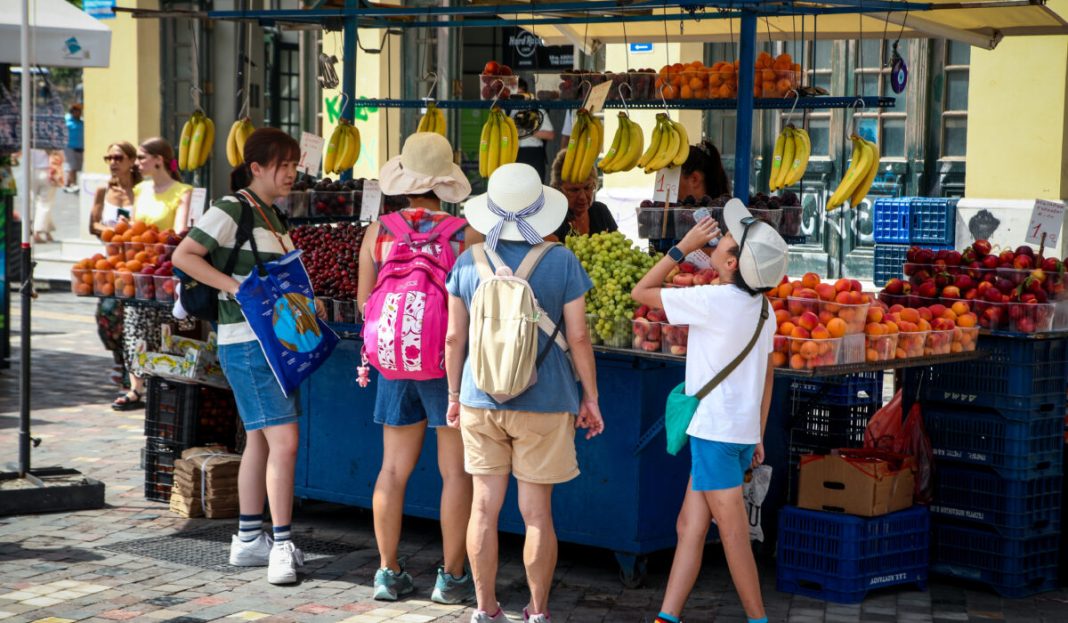 ΤΟΥΡΙΣΤΕΣ ΣΤΟ ΚΕΝΤΡΟ ΤΗΣ ΑΘΗΝΑΣ (ΜΑΡΙΑΝΘΗ ΤΣΟΜΠΑΝΟΠΟΥΛΟΥ/EUROKINISSI)