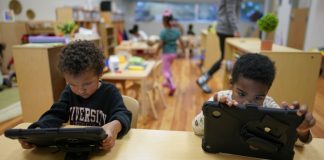 Οι μισοί έφηβοι ξεπερνούν τις 30 ώρες την εβδομάδα στις οθόνες – Online και το 93% των 10χρονων