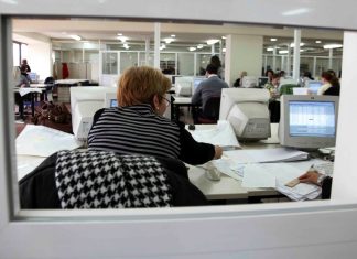 Δημόσιοι υπάλληλοι σε συνθήκες φτωχοποίησης: Πόσο μειώθηκε ο πραγματικός μισθός; Έρευνα και μαρτυρίες «Παιχνίδι» με τη μονιμότητα στο Δημόσιο