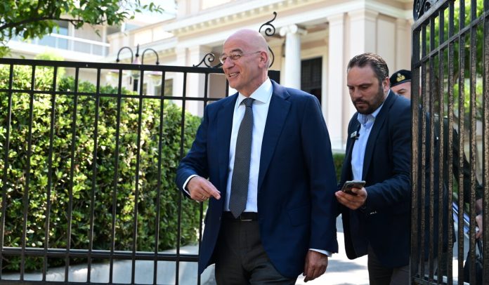 Στο Μαξίμου ψάχνουν γιατί ο Ν. Δένδιας άνοιξε πάλι την… «κερκόπορτα»