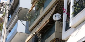 Δολοφονία στη Νέα Σμύρνη: Τι ισχυρίστηκε ο 71χρονος που σκότωσε τον γιο του – «Με μαχαίρωσε ο πατέρας μου» φώναζε το θύμα