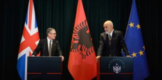 Τα βρετανικά ΜΜΕ μιλούν για «ταπείνωση» σε live μετάδοση του Στάρμερ από τον Ράμα για τα στρατόπεδα προσφύγων