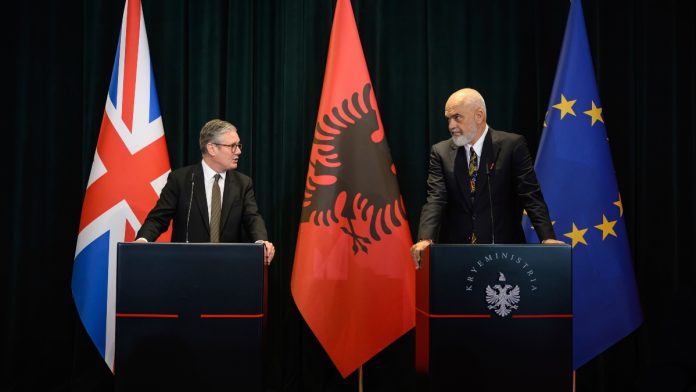 Τα βρετανικά ΜΜΕ μιλούν για «ταπείνωση» σε live μετάδοση του Στάρμερ από τον Ράμα για τα στρατόπεδα προσφύγων
