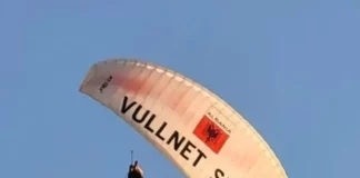 Χειμάρρα: Έπεσε σε κολόνα αλεξιπτωτιστής με προεκλογικό πανό υποψήφιου βουλευτή του Ράμα