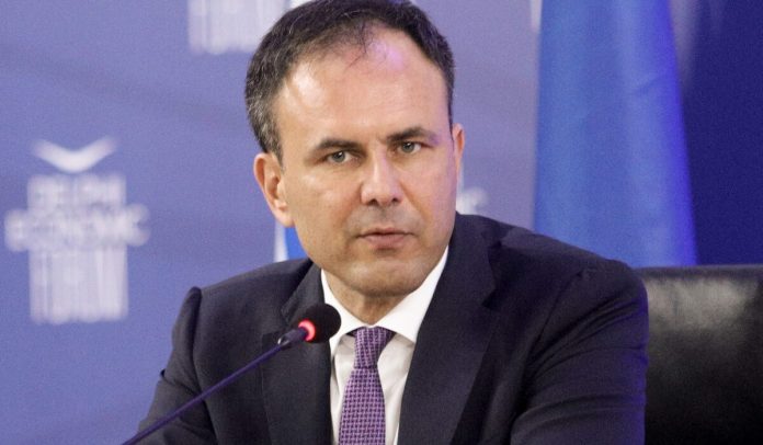 Μιλάει πολύ και βγάζει «κακίες» ο Πατέλης