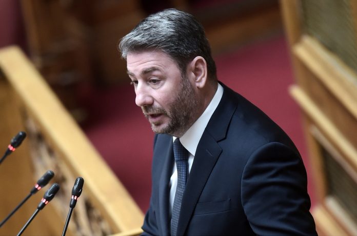 Σε κλοιό πιέσεων το ΠΑΣΟΚ