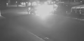 Σακραμέντο: Η στιγμή που 34χρονη έβαλε φωτιά σε άστεγη