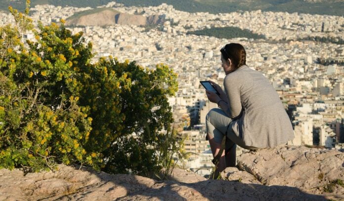 athina_gynaika_psila-696x407