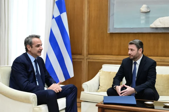 «Συγκυβέρνηση ή διπλές εκλογές»: Ο εκβιασμός Μαξίμου στον Ανδρουλάκη