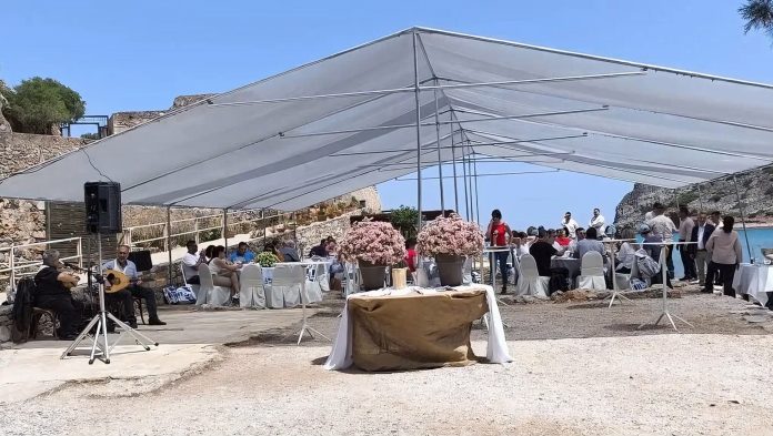 Είναι ικανοί για όλα: Έκαναν τη Σπιναλόγκα… μπουζουξίδικο – Ερώτηση ράπισμα από ΠΑΣΟΚ στην Μενδώνη