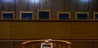 «Πάγωσαν» όλοι στο δικαστήριο: Σάπια σανίδια παραλίγο φονιάς για νεαρή δικηγόρο (ΦΩΤΟ)