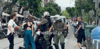 Βίντεο: Η στιγμή της σύλληψης κρανοφόρου που πέταξε πέτρα σε αστυνομικούς στη Θεσσαλονίκη