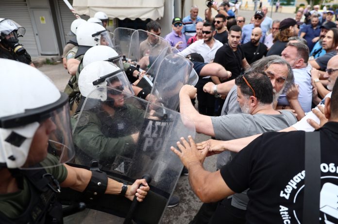 Επεισόδια έξω από το υπουργείο Μεταφορών μεταξύ ΜΑΤ και ιδιοκτητών ταξί – Κυνηγητό και χημικά