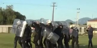 Χαμός σε αγώνα τοπικού στη Κόρινθο: Διαιτητής έφυγε από το γήπεδο με… τις ασπίδες των ΜΑΤ – “Βροχή” τα μπουκάλια (video)