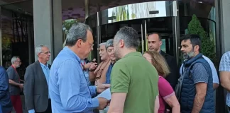 ΣΥΡΙΖΑ: Ο Φάμελλος μίλησε με εργαζόμενους της «Αυγής» και του «Κόκκινου» που έκαναν συγκέντρωση διαμαρτυρίας