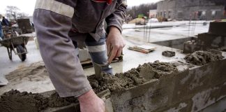 Η Γαλλία δίνει τη δυνατότητα νομιμοποίησης σε αλλοδαπούς που εργάζονταν μέχρι σήμερα παράτυπα σε 80 επαγγέλματα