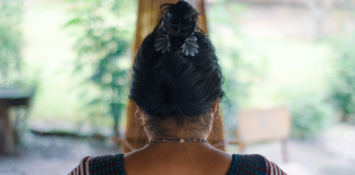 Μετανάστρια που γέννησε στις ΗΠΑ απέφυγε την ταχεία απέλαση μετά από παρέμβαση κυβερνήτη