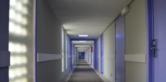 Πύργος: Αστυνομικοί πρόλαβαν γυναίκα πριν πηδήξει από τον 5ο όροφο ξενοδοχείου