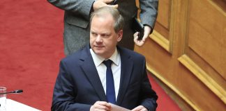 Η κυβέρνηση βλέπει μόνο πλημμέλημα και αποδομεί την πρόταση του ΠΑΣΟΚ