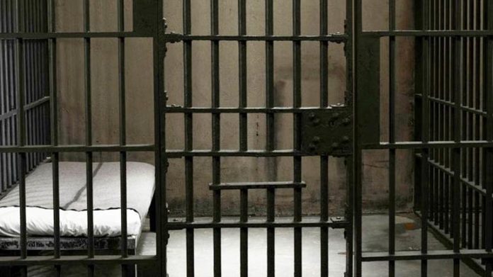 Βόλος: Κρατούμενος έβαλε φωτιά στο στρώμα του γιατί ο αστυνομικός υπηρεσίας δεν του παρήγγειλε… delivery
