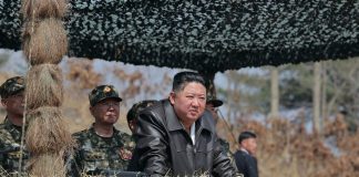 Ο Κιμ Γιονγκ Ουν επισκέφθηκε τη ρωσική πρεσβεία στην Πιονγκγιάνγκ για να τιμήσει την Ημέρα της Νίκης