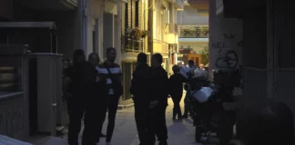 Λάρισα: «Άκουσα να φωνάζει ‘βοήθεια’», λένε οι γείτονες για το έγκλημα – Ο γιος σκότωσε τη μητέρα του