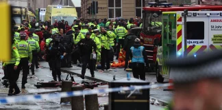 Λίβερπουλ: Ο 53χρονος ακολούθησε ασθενοφόρο για να σπάσει το μπλόκο και να πέσει πάνω στον κόσμο