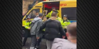 Λίβερπουλ: Πήγαν να λιντσάρουν τον οδηγό που έπεσε πάνω σε οπαδούς, τον φυγάδευσε η αστυνομία – Δείτε βίντεο