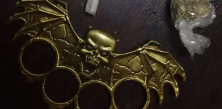 Μαρούσι: Με σιδερογροθιά-νεκροκεφαλή κυκλοφορούσαν 5 νέοι – Την πέταξαν μαζί με κάνναβη και ένα μαχαίρι όταν είδαν τους αστυνομικούς