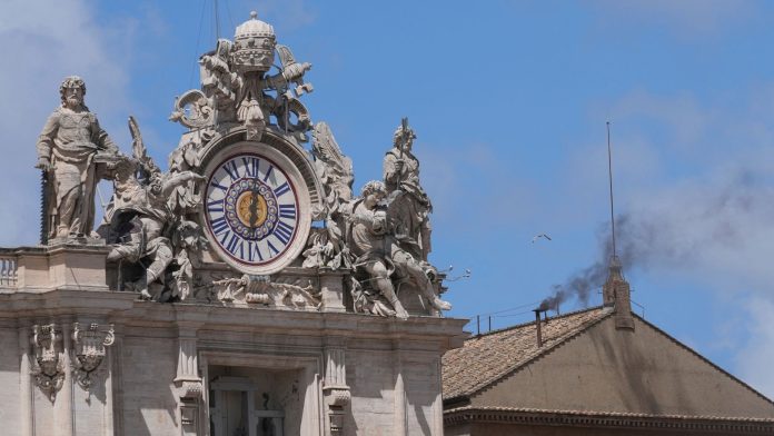 Κονκλάβιο: Ξανά μαύρος καπνός από την Cappella Sistina – Πότε ψηφίζουν πάλι οι Καρδινάλιοι (photos/videos)