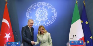 Ερντογάν-Μελόνι υπέγραψαν ισχυρή αμυντική συμφωνία για συνεργασία Baykar-Leonardo