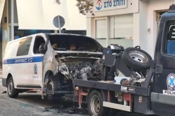 Μεσολόγγι: Επίπληξη και 2.000 ευρώ στον 17χρονο για τον εμπρησμό του περιπολικού