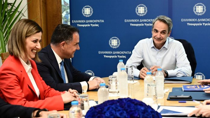 Επίσκεψη Μητσοτάκη στο υπουργείο Υγείας