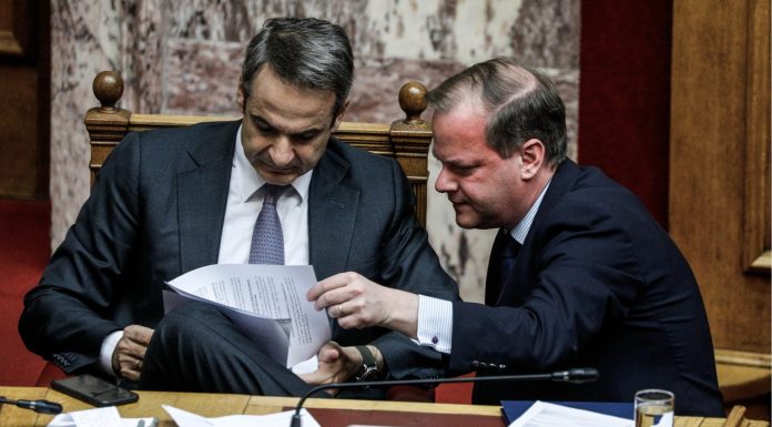 Χαριτάτος και Μάνα Τεμπών ισοπεδώνουν τον Καραμανλή: «Τόσα λεφτά φάγατε; Δεν χορτάσατε;»-(VIDEO)