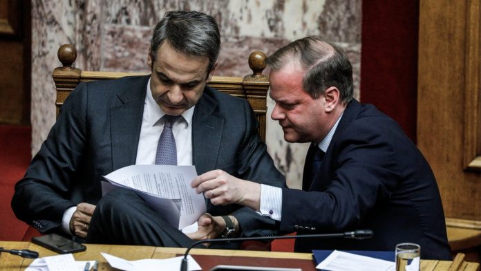 Χαριτάτος και Μάνα Τεμπών ισοπεδώνουν τον Καραμανλή: «Τόσα λεφτά φάγατε; Δεν χορτάσατε;»-(VIDEO)