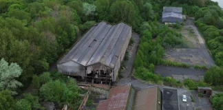 Ελεύθεροι αφέθηκαν οι 14 ανήλικοι που συνελήφθησαν ως ύποπτοι για ανθρωποκτονία μετά από πυρκαγιά στη Βρετανία